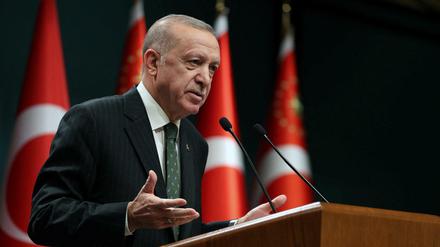 Der türkische Präsident Erdogan geht erneut gegen Organisationen vor, die seine Regierung als terroristische Vereinigungen einstuft.