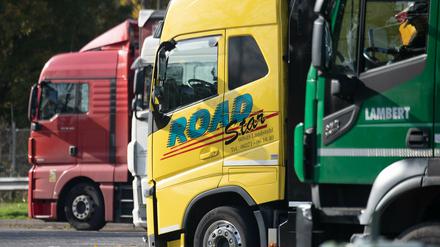 Fahrermangel ist für die Speditionen auch ohne Corona ein Problem. Jetzt könnten viele Fahrer in der fünften Coronawelle noch erkranken. Foto: Boris Roessler/dpa