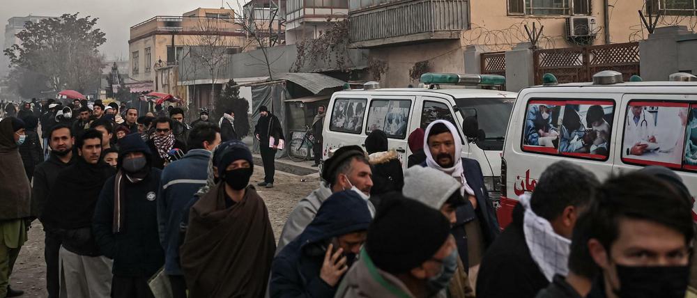 Nicht nur an der Botschaft in Kabul stehen die Menschen Schlange, auch in den Nachbarländern warten die Menschen auf ein Visum.