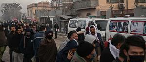 Nicht nur an der Botschaft in Kabul stehen die Menschen Schlange, auch in den Nachbarländern warten die Menschen auf ein Visum.