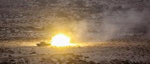 Ein Handout der Revolutionsgarden zeigt einen Panzer während der großen Militärübung der vergangenen Tage.