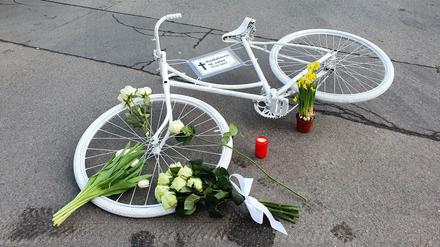 "Geisterräder", wie hier eines im März 2021 in der Neuköllner Oderstraße, erinnern an im Berliner Straßenverkehr getötete Radfahrer.