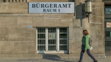 Zählen hat man hier schon gelernt. Vor dem Rathaus Spandau.