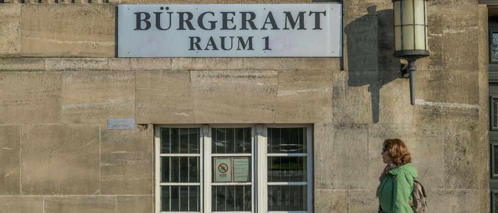 Zählen hat man hier schon gelernt. Vor dem Rathaus Spandau.