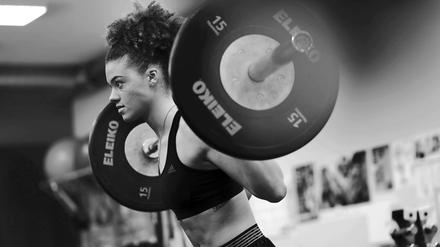 Beim Krafttraining. Neben Kimberly Drewniok (im Bild) haben der Fotograf Micha Neugebauer und der Autor Wolf Schmidt in ihrem Band „GER many are one – Typisch deutsch im Spitzensport“ noch 29 andere Leistungssportler*innen porträtiert. 