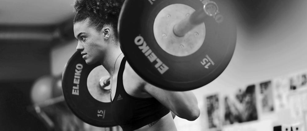 Beim Krafttraining. Neben Kimberly Drewniok (im Bild) haben der Fotograf Micha Neugebauer und der Autor Wolf Schmidt in ihrem Band „GER many are one – Typisch deutsch im Spitzensport“ noch 29 andere Leistungssportler*innen porträtiert. 