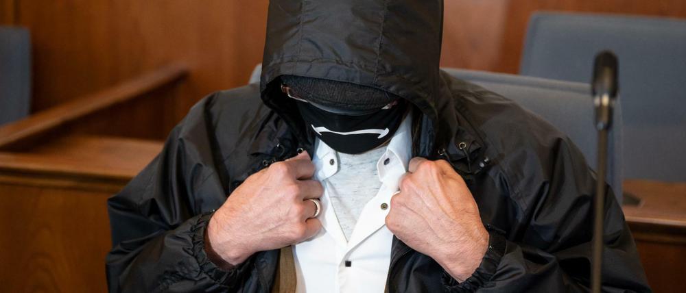 Der Angeklagte verbirgt auf der Anklagebank im Landgericht sein Gesicht hinter einer Gesichtsmaske, einer Brille und unter einer Kapuze. (Symbolbild)