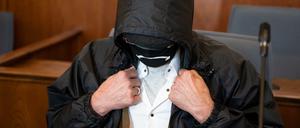 Der Angeklagte verbirgt auf der Anklagebank im Landgericht sein Gesicht hinter einer Gesichtsmaske, einer Brille und unter einer Kapuze. (Symbolbild)