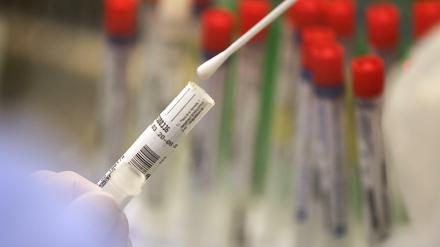 Wer aus einem Virusvariantengebiet kommt, soll vor Abreise einen negativen Test vorlegen müssen.