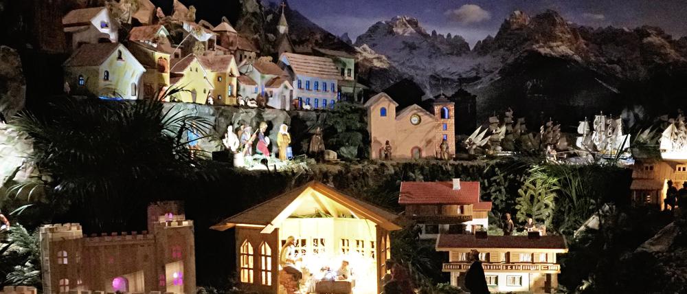 Krippe in der Heilig-Kreuz-Kirche, die eine ganze Stadt mit alpinem Hintergrund darstellt.