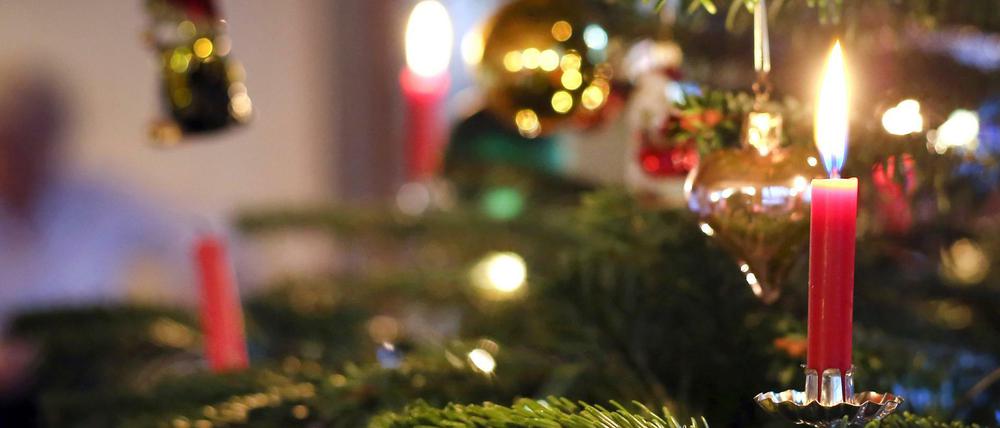 Echte Kerzen oder Lichterkette, Strohstern oder Lametta: Es geht um Kindheit und Heimatgefühle.