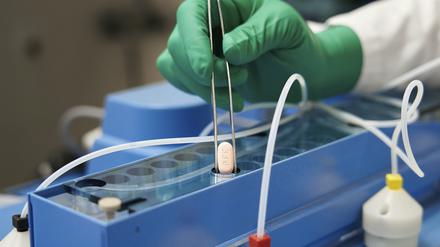 Die US-Arzneimittelbehörde FDA hat eine Notfallzulassung für ein Corona-Medikament des US-Herstellers Pfizer ausgesprochen.