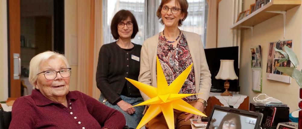 Verbunden bleiben. Erika Schmidt skypt im Seniorenzentrum Bestensee gern mit ihrer Tochter. Heimleiterin Christiane Albrecht und Katharina Kupke-Ippen, Teameitung Betreuung, freuen sich.
