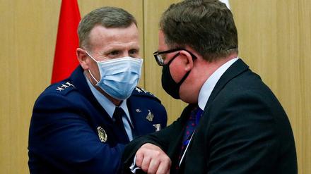 Europäischer Nato-Oberbefehlshaber Tod Wolters (l.)