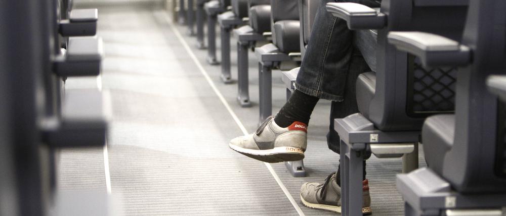 Mehr Beinfreiheit. Eine Studie hatte eine erste Klasse in Berlins Bussen und Bahnen ins Spiel gebracht. 