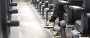 Mehr Beinfreiheit. Eine Studie hatte eine erste Klasse in Berlins Bussen und Bahnen ins Spiel gebracht. 