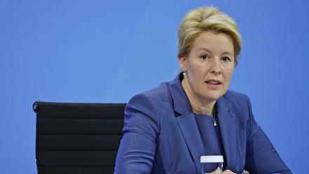 Ihr erster Tag im Amt: Berlins Regierende Bürgermeisterin Franziska Giffey (SPD) am Dienstagabend bei der Pressekonferenz nach der Bund-Länder-Runde.