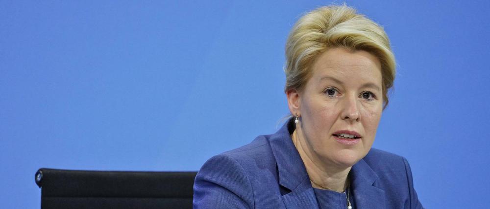 Ihr erster Tag im Amt: Berlins Regierende Bürgermeisterin Franziska Giffey (SPD) am Dienstagabend bei der Pressekonferenz nach der Bund-Länder-Runde.