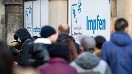 Wartende an einem Impfzentrum in München (am 28.11.2021)