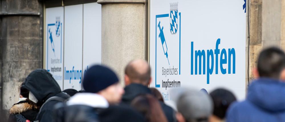 Wartende an einem Impfzentrum in München (am 28.11.2021)