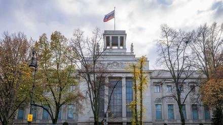 Eine russische Fahne weht auf der russischen Botschaft in Berlin. 