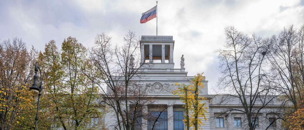 Eine russische Fahne weht auf der russischen Botschaft in Berlin. 