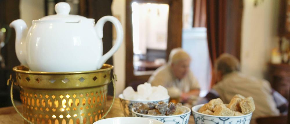 So stark, dass der Löffel drin steht: Tee in einer ostfriesischen Teestube.