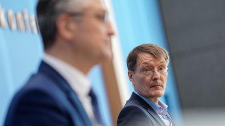 Karl Lauterbach (r, SPD), Bundesminister für Gesundheit spricht neben Lothar Wieler, Präsident Robert Koch-Institut (RKI).