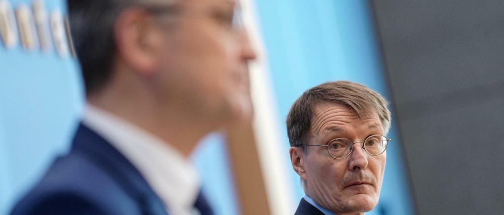 Karl Lauterbach (r, SPD), Bundesminister für Gesundheit spricht neben Lothar Wieler, Präsident Robert Koch-Institut (RKI).
