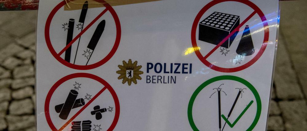 Keine Raketen, keine Böller, nur Wunderkerzen: Ein Hinweisschild der Berliner Polizei vom vergangenen Jahreswechsel.