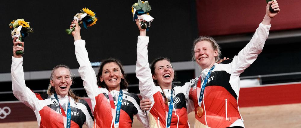 Franziska Brauße, Lisa Brennauer, Lisa Klein und Mieke Kröger (l-r) holten bei den Olympischen Spielen Gold mit dem Bahnrad-Vierer.