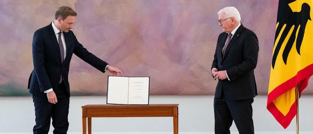 Christian Lindner (l, FDP) bei der Ernennung zum Finanzminister durch Bundespräsident Frank-Walter Steinmeier