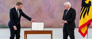 Christian Lindner (l, FDP) bei der Ernennung zum Finanzminister durch Bundespräsident Frank-Walter Steinmeier