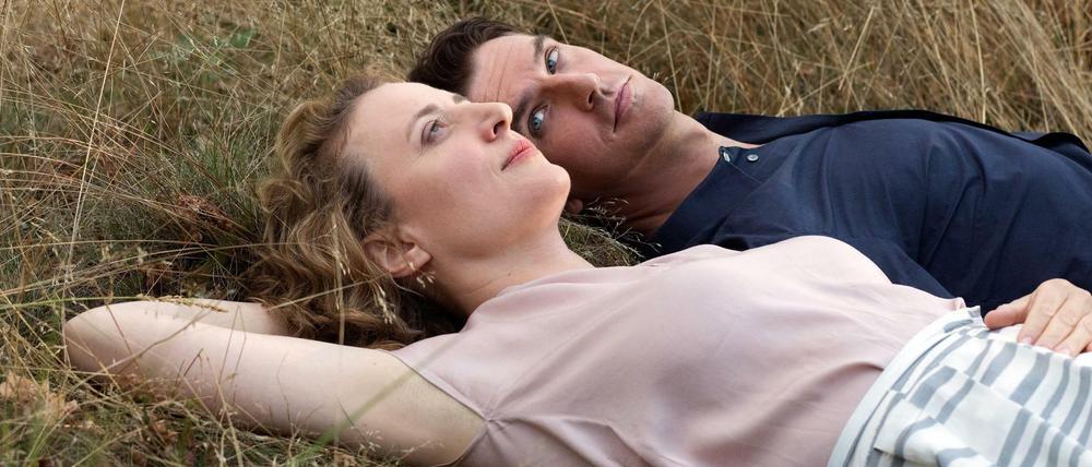 lma (Maren Eggert) und Tom (Dan Stevens) in einer Szene von „Ich bin dein Mensch“ 