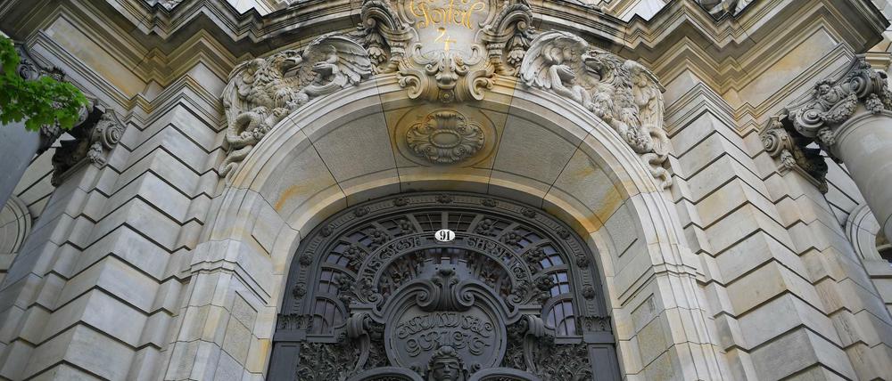 Der Eingang des Kriminalgerichts Moabit in Berlin. Vor dem Amtsgericht Tiergarten musste sich ein 21-jähriger Mann wegen Bedrohung und Beleidigung verantworten.