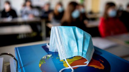 Distanzunterricht statt Präsenzunterricht wird häufig abgelehnt. Es soll den Kindern zu sehr schaden. Aber wie sehr schaden die Angst vor dem Virus oder die körperlichen Folgen einer Infektion?