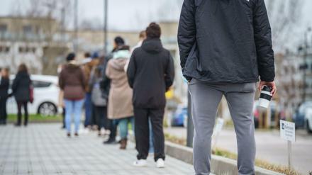 Wartende vor einer Impfstelle in Bad Kreuznach