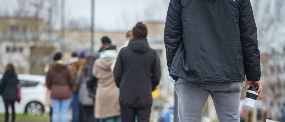 Wartende vor einer Impfstelle in Bad Kreuznach