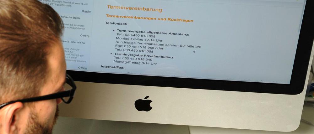 Ein junger Mann vereinbart einen Arzttermin online. (Symbolbild) 