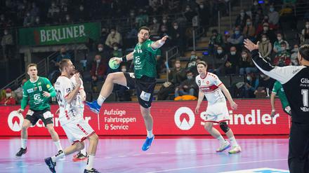 Mijajlo Marsenic (am Ball) schließt einen Angriff der Füchse ab. 