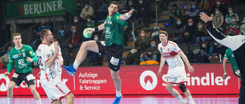 Mijajlo Marsenic (am Ball) schließt einen Angriff der Füchse ab. 