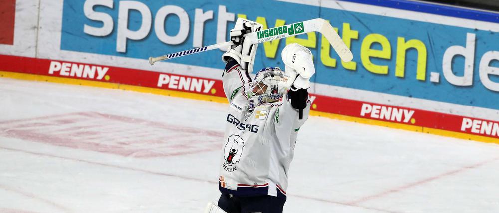 Beim Sieg gegen Köln riss Mathias Niederberger vor Freude beide Arme in die Luft.