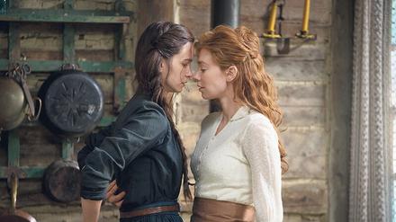 In der amerikanischen Wildnis müssen sich Abigail (Katherine Waterston, links) und Tallie (VanessaKirby) gegen ihre Männer verbünden.