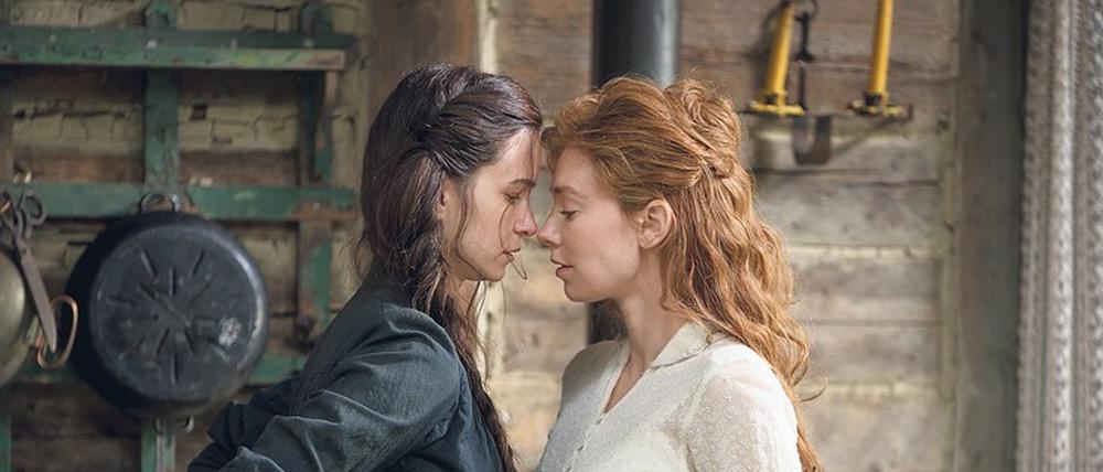 In der amerikanischen Wildnis müssen sich Abigail (Katherine Waterston, links) und Tallie (VanessaKirby) gegen ihre Männer verbünden.