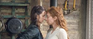 In der amerikanischen Wildnis müssen sich Abigail (Katherine Waterston, links) und Tallie (VanessaKirby) gegen ihre Männer verbünden.