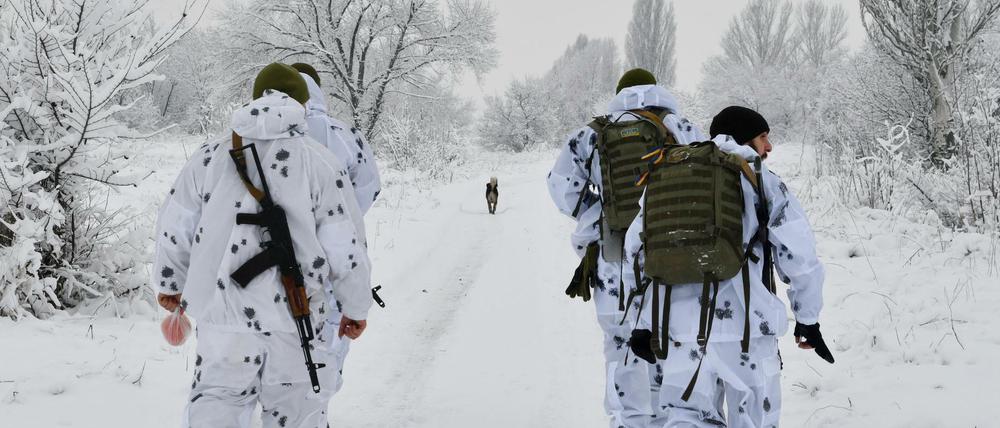 Ukrainische Soldaten an der Frontlinie mit den von Russland unterstützten Separatisten in der Region Donezk