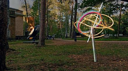 Kugelblitz. „Lux Serpentinata“ nennt Susanne Rottenbacher die Serie, bei der die gebogenen Neonröhren den Bewegungen manieristischer Figuren nachempfunden sind. Ein Exemplar fand Aufstellung im Garten vom Kunsthaus Dahlem. 