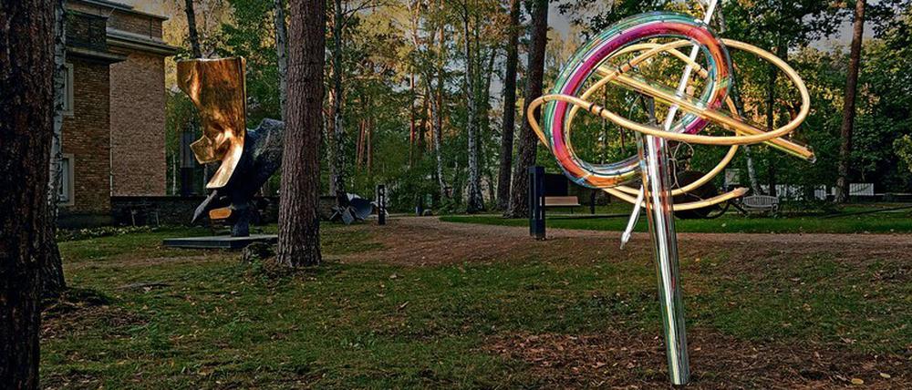 Kugelblitz. „Lux Serpentinata“ nennt Susanne Rottenbacher die Serie, bei der die gebogenen Neonröhren den Bewegungen manieristischer Figuren nachempfunden sind. Ein Exemplar fand Aufstellung im Garten vom Kunsthaus Dahlem. 