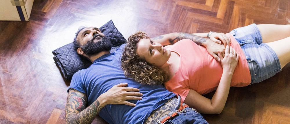 Ein junges Paar in seiner gemeinsamen Wohnung (Symbolbild)