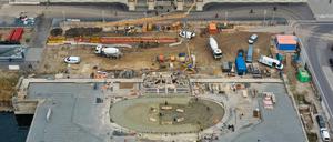 Arbeiter arbeiten mit Baumaschinen an der Errichtung des Freiheits- und Einheitsdenkmals in Berlin. (Luftaufnahme mit einer Drohne). 